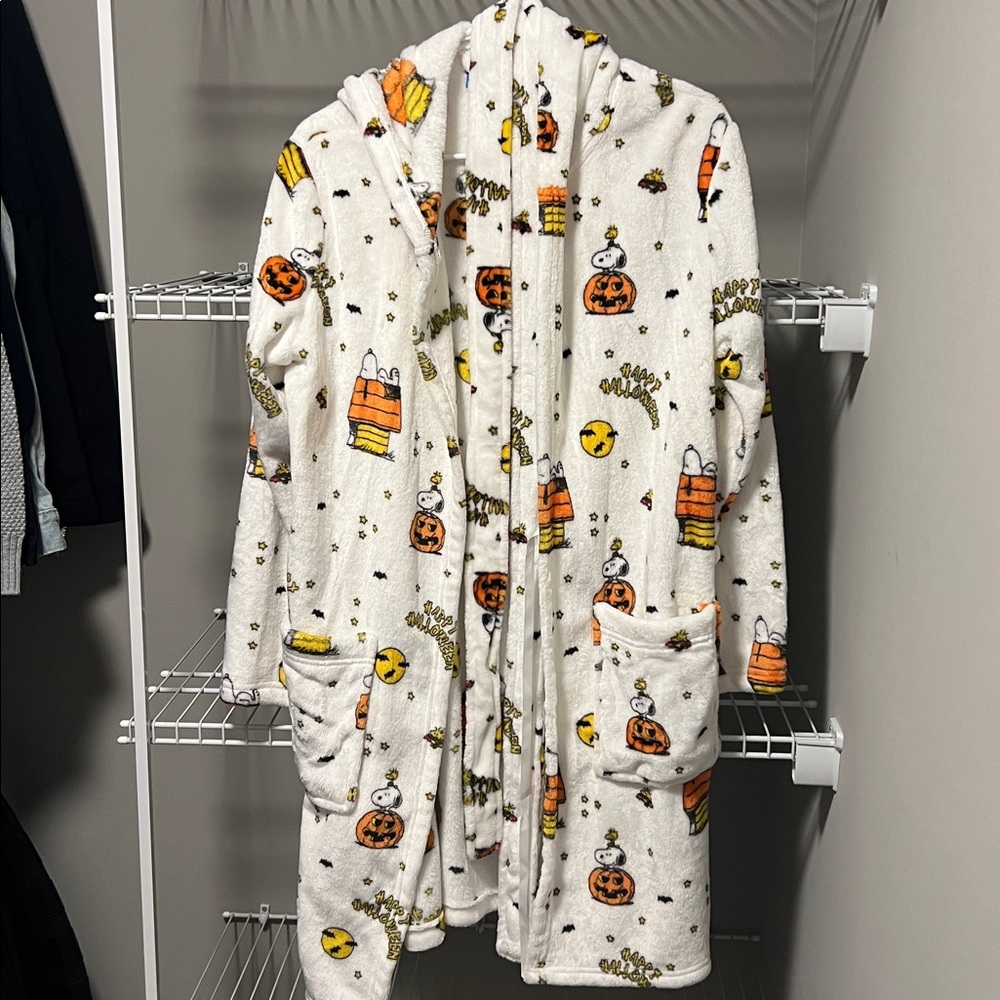 NWOT * Peanuts Halloween Themed White Robe with Pumpkin and Candy Corn Print S/M